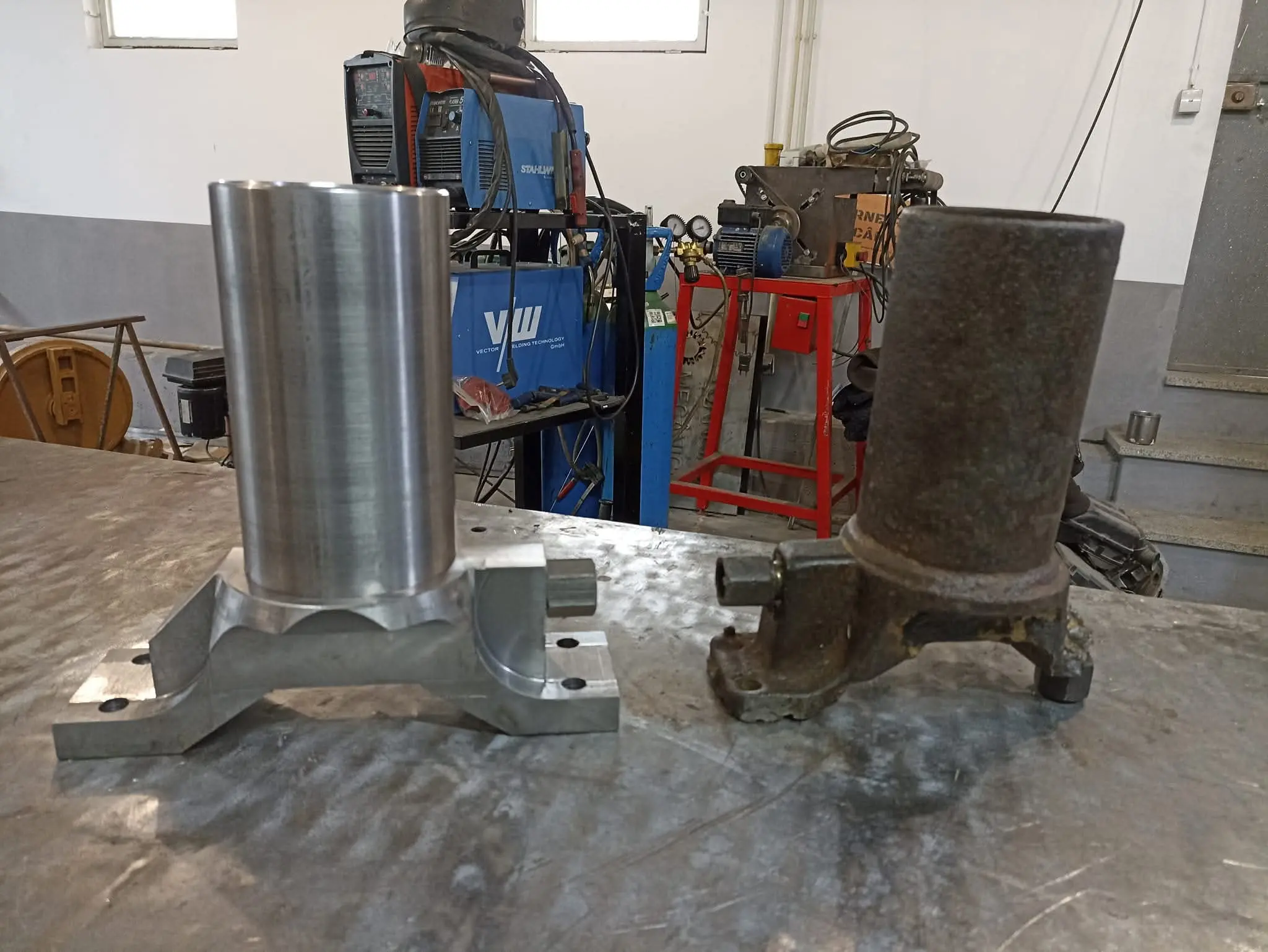 Trabalhador com luvas de proteção a usar uma rebarbadora angular sobre uma superfície metálica, com faíscas a voar em torno da lâmina.